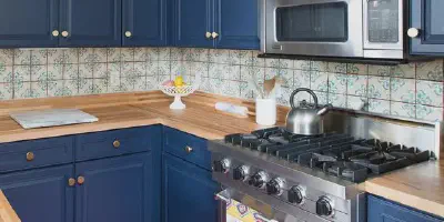 /img/14445-cleaning-blue-kitchen.webp