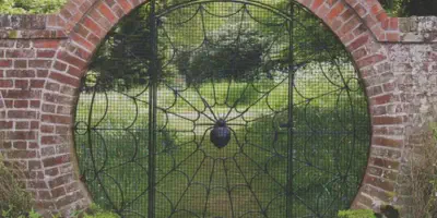/img/14545-gothic-garden-plants.webp